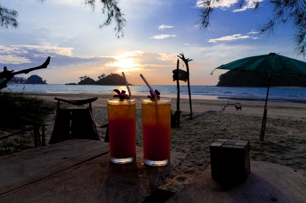 Tawan Bar And Bungalow Hotel Ko Phra Thong Exterior foto